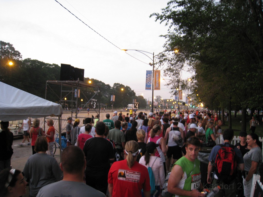 Chicago Rock N Roll 2010 0195.jpg - The next morning, at 5:30 am the race crowd is already. . . well. . . a crowd!